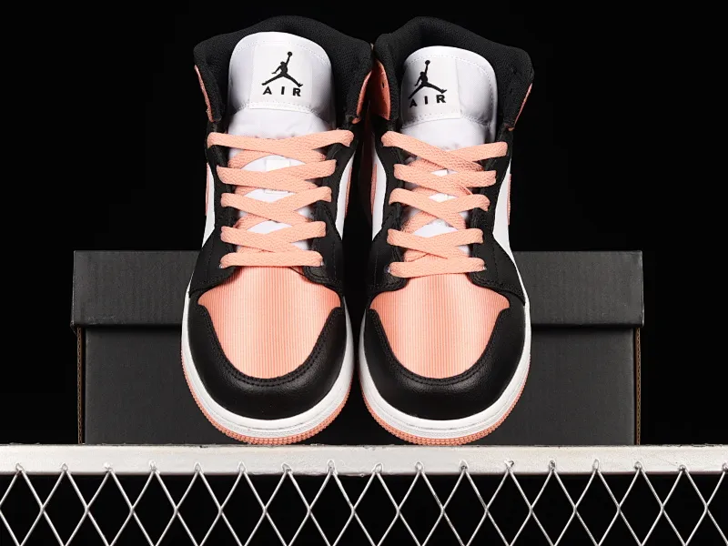 All categories Air Jordan Jordan series basketball shoes Air Jordan 1 Mid G version pure original Air Jordan 1 Mid AJ1 Joe 1 black and white sports culture basketball shoes DM9077-108